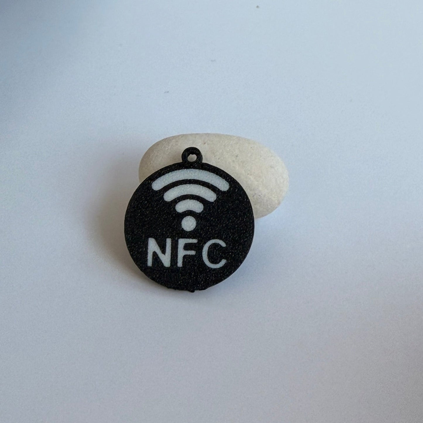 Έξυπνο Μενταγιόν / Μπρελόκ Ασφαλείας NFC «Μινιμάλ Σταυρός» – Σύγχρονη & Διακριτική Προστασία