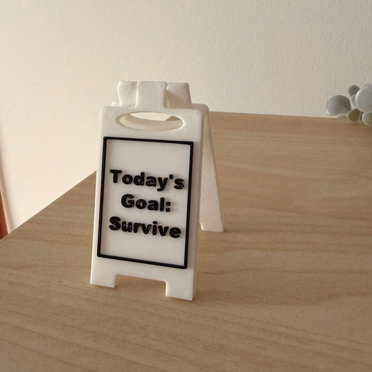 Mini 3D Printed Επιτραπέζια Πινακίδα Γραφείου "Today's Goal: Survive"