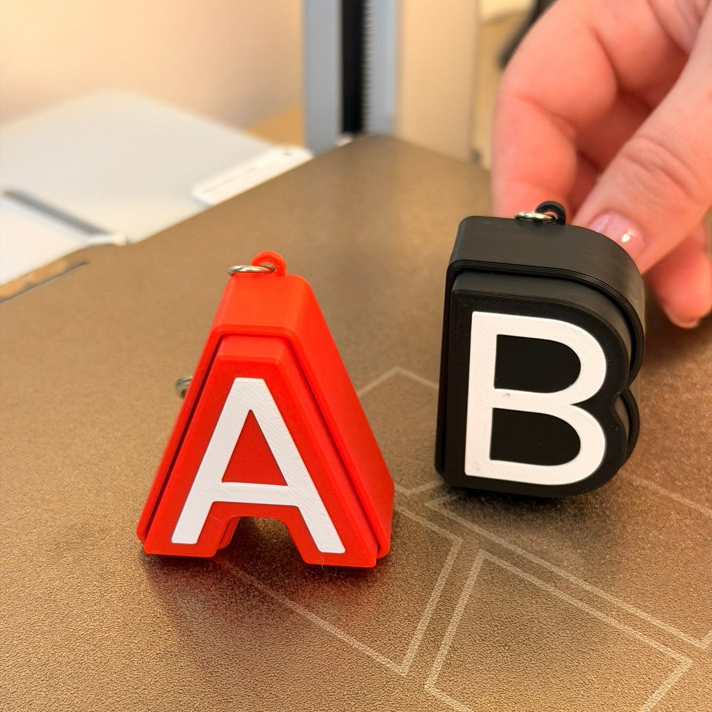 "Το δικό σας αρχικό γράμμα" Clicker Fidget & Keychain – Το απόλυτο αξεσουάρ για τα χέρια σας!
