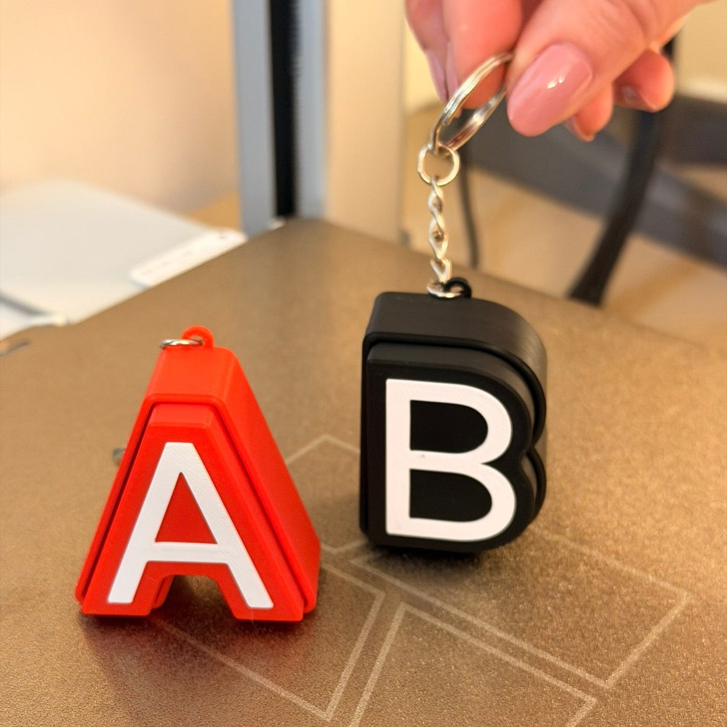 "Το δικό σας αρχικό γράμμα" Clicker Fidget & Keychain – Το απόλυτο αξεσουάρ για τα χέρια σας!