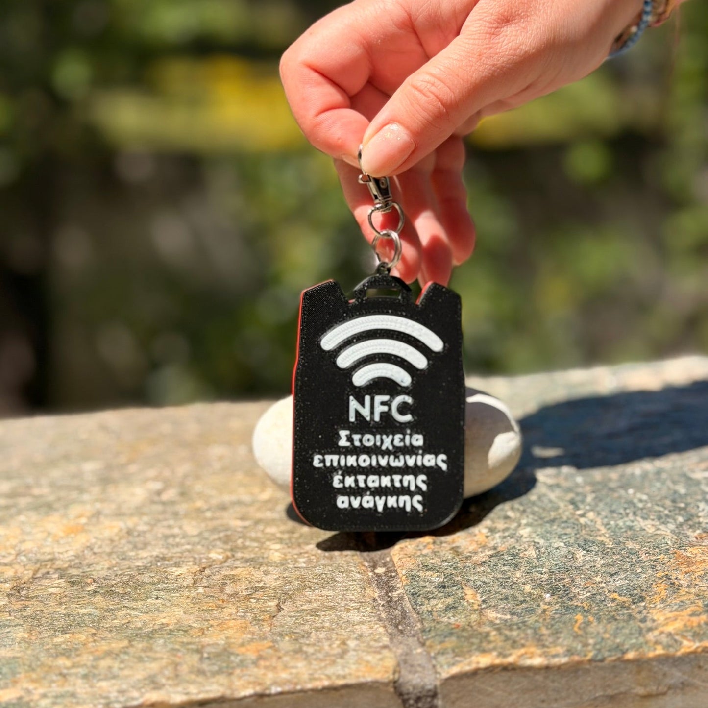 Έξυπνο NFC Μπρελόκ Ασφαλείας για Παιδικές Τσάντες 7,5εκ-5,5εκ – "Safety Tap"- Superman Black Edition