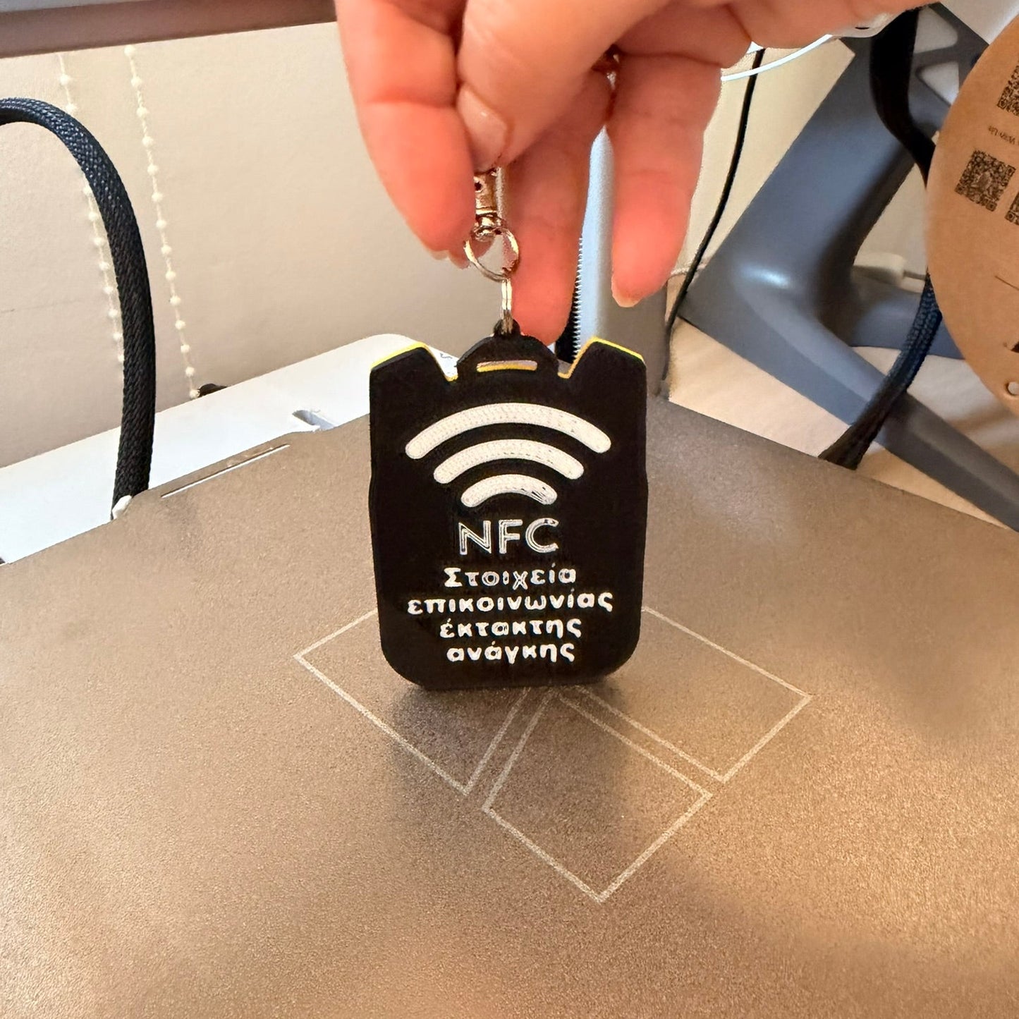 Έξυπνο NFC Μπρελόκ Ασφαλείας για Παιδικές Τσάντες 7,5εκ-5,5εκ – "Safety Tap"- Superman Black Edition