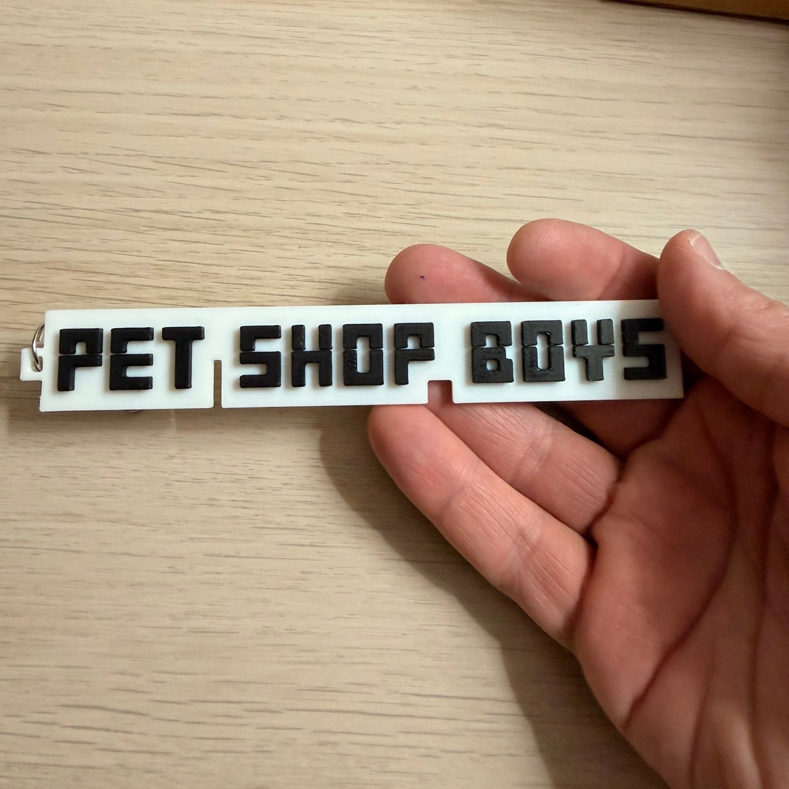 τρισδιάστατο μπρελόκ με το λογότυπο των Pet Shop Boys σε λευκό και μαύρο χρώμα formora.gr