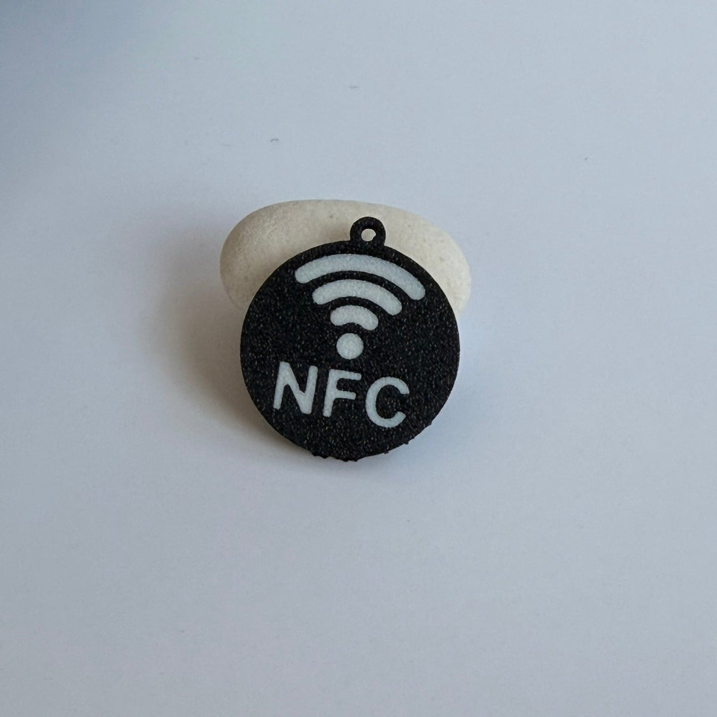 Έξυπνο Μενταγιόν / Μπρελόκ Ασφαλείας NFC «Σταυρός» – Προστασία για τους Ανθρώπους που Αγαπάτε