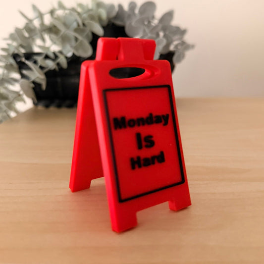 Mini 3D Printed Επιτραπέζια Πινακίδα Γραφείου Monday is Hard