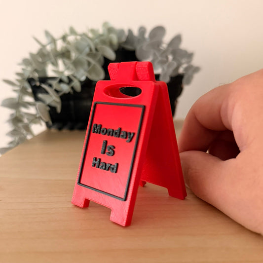 Mini 3D Printed Επιτραπέζια Πινακίδα Γραφείου Monday is Hard