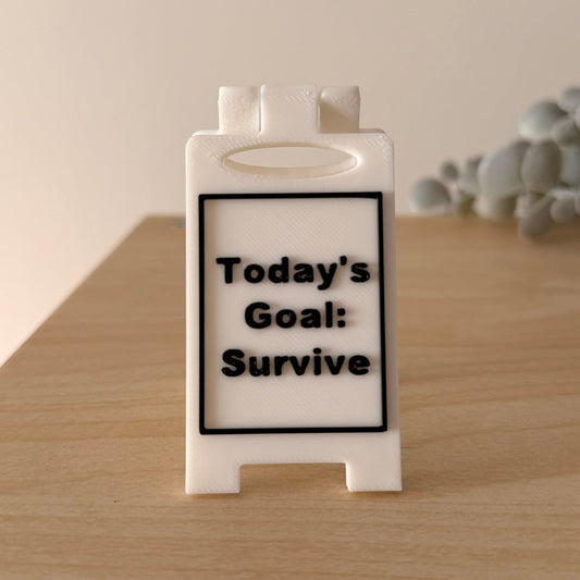 Mini 3D Printed Επιτραπέζια Πινακίδα Γραφείου "Today's Goal: Survive"