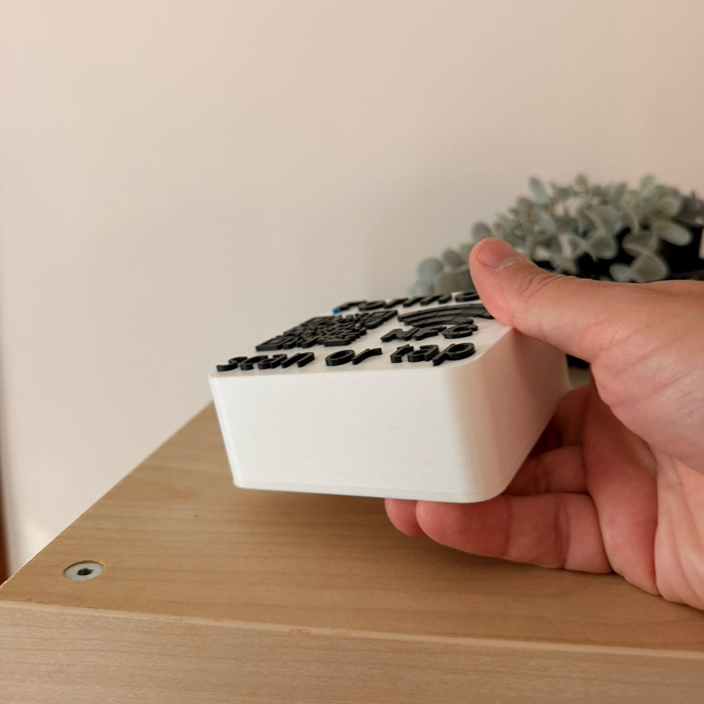 Custom Επιτραπέζιο Stand NFC & QR Code με Logo